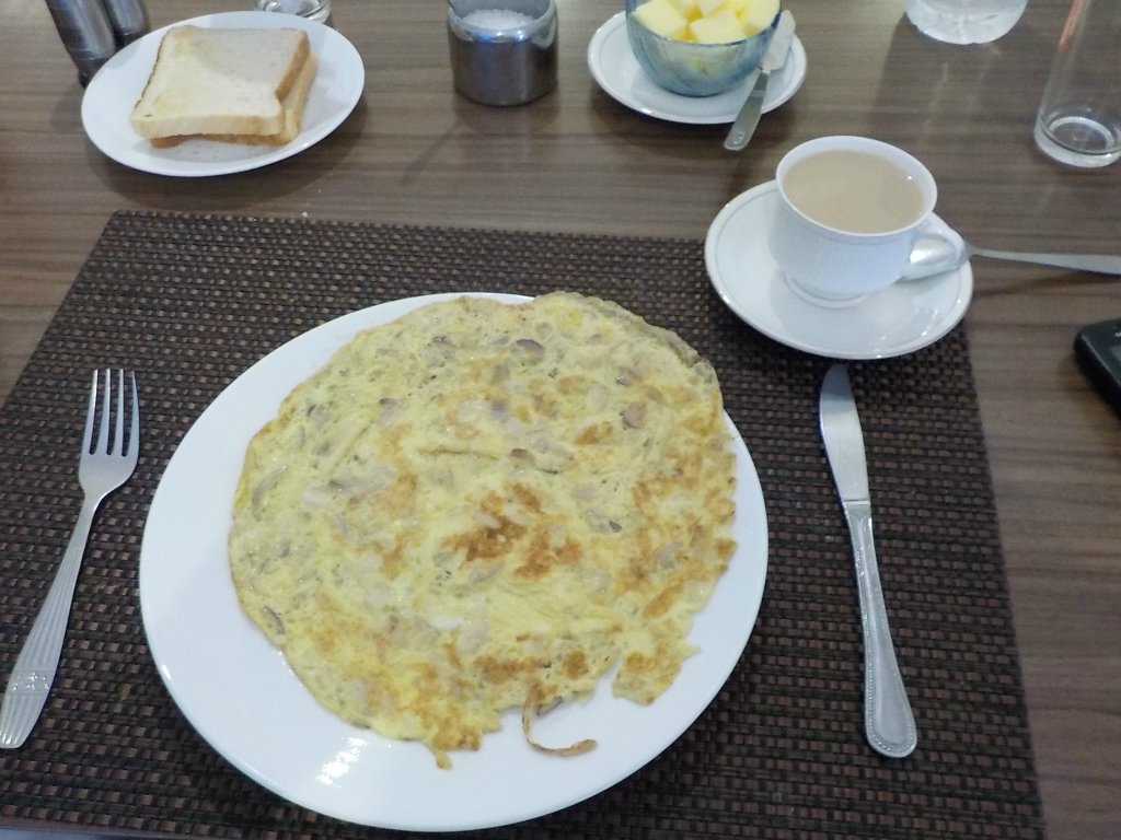 and an omlet wiht onion. Delicious. Plus my favourite tee with milk. In the middle of my stay the waitres have learned that I need a cold milk to put into it.